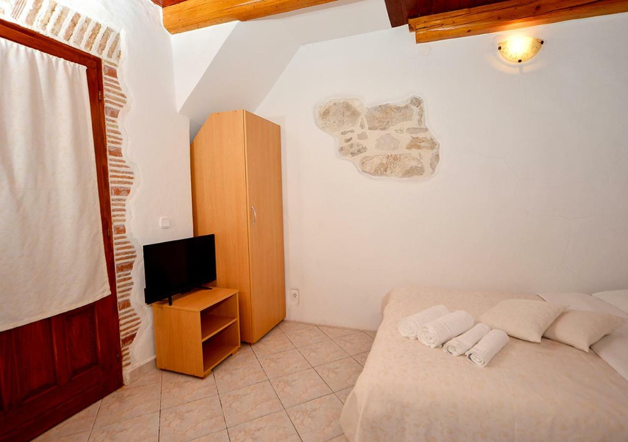 Old Town Vrsar, Apartments Danica & Zoran Экстерьер фото